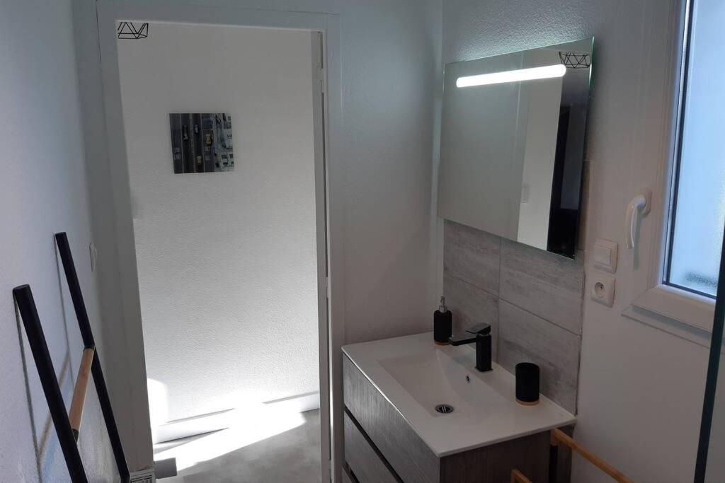 Appartement Renove Le New-York En Centre Ville - Terrasse Et Parking - Non Climatise La Roche-Chalais Екстериор снимка