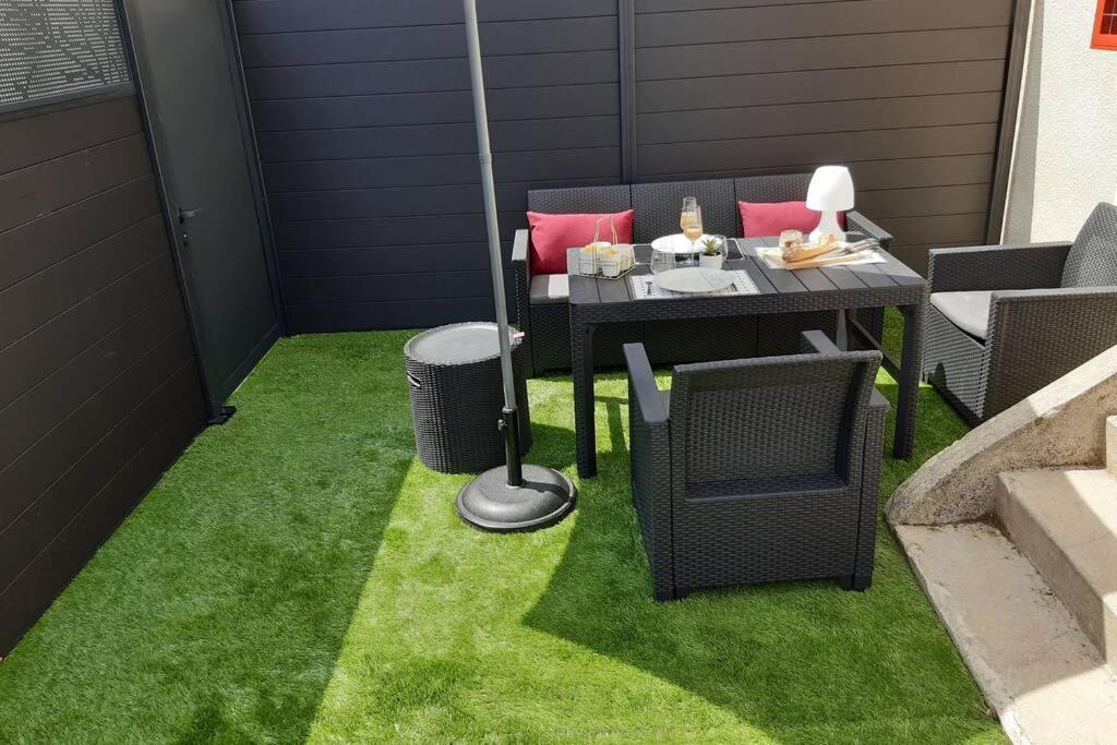 Appartement Renove Le New-York En Centre Ville - Terrasse Et Parking - Non Climatise La Roche-Chalais Екстериор снимка