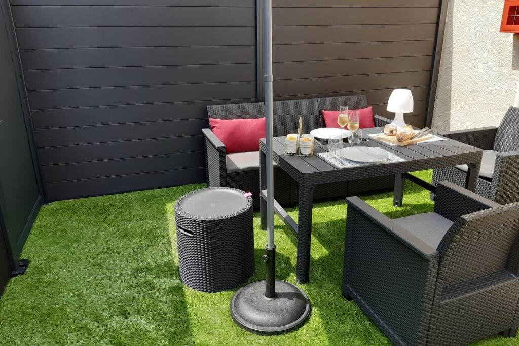 Appartement Renove Le New-York En Centre Ville - Terrasse Et Parking - Non Climatise La Roche-Chalais Екстериор снимка