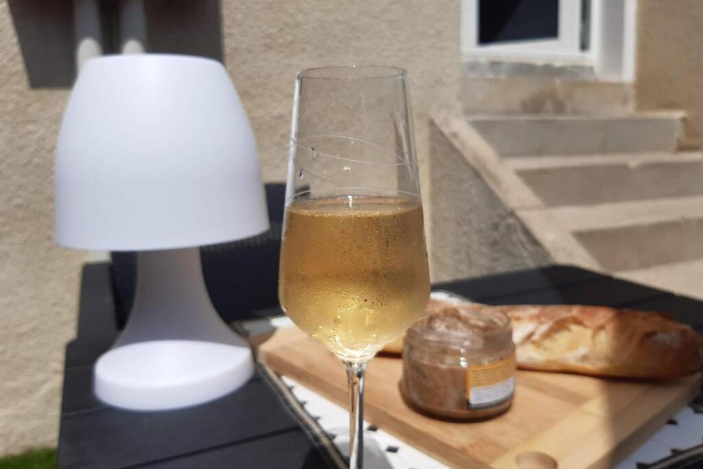 Appartement Renove Le New-York En Centre Ville - Terrasse Et Parking - Non Climatise La Roche-Chalais Екстериор снимка